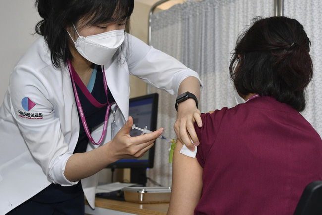 Hàn Quốc triển khai tiêm mũi vaccine COVID-19 tăng cường thứ hai cho người trên 60 tuổi