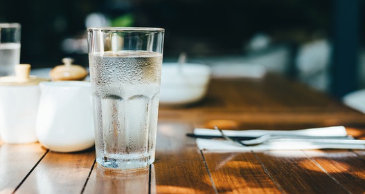 Lợi ích của nước uống và uống bao nhiêu là đủ?