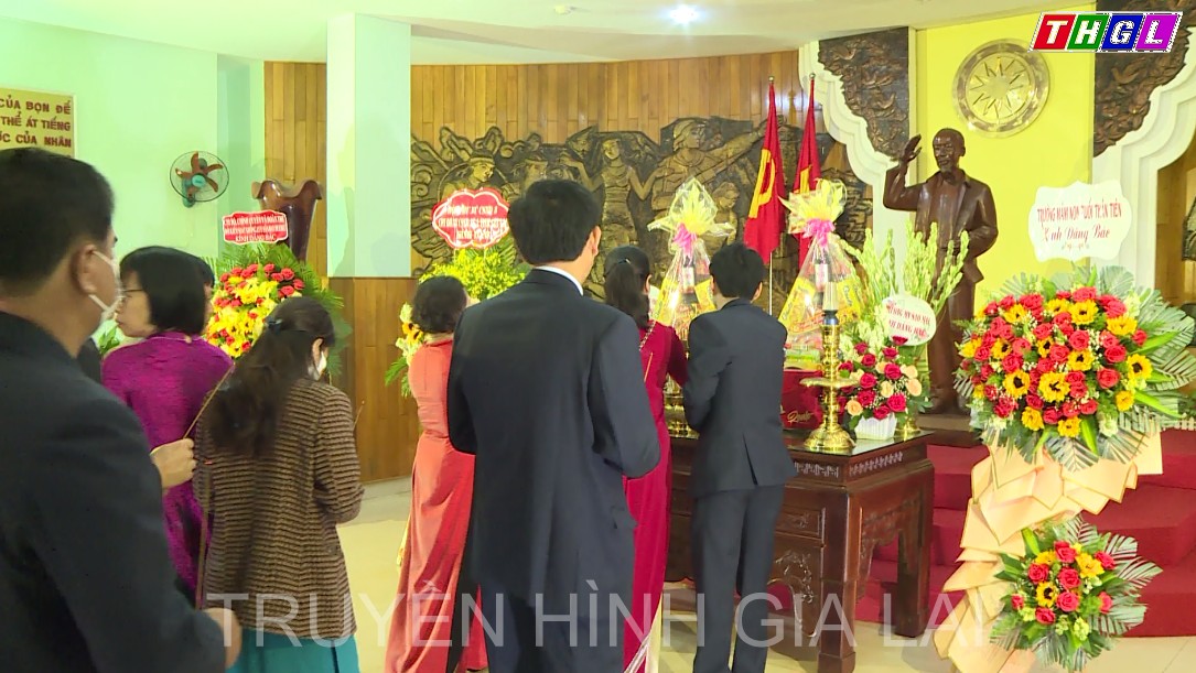 Lãnh đạo tỉnh Gia Lai dâng hoa, dâng hương Chủ tịch Hồ Chí Minh tại Quảng trường Đại Đoàn Kết và Bảo tàng tỉnh Gia Lai