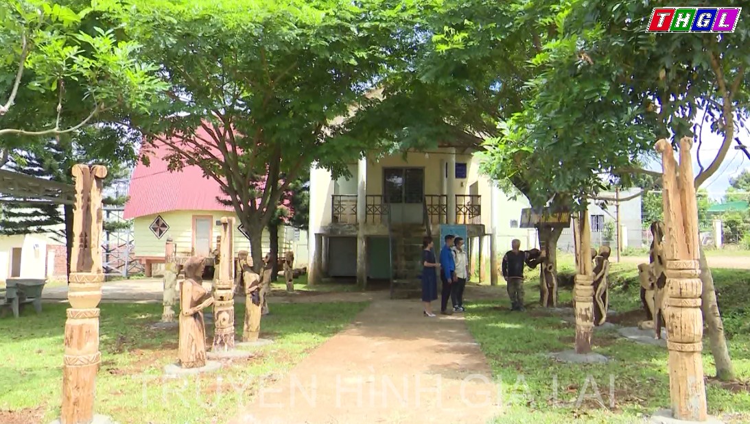 Lắp đặt mô hình trưng bày “Vườn tượng gỗ Bahnar, Jrai” tại làng Ia Nueng, xã Biển Hồ