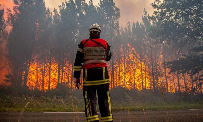 Cháy rừng tiếp tục hoành hành ở vùng Tây Nam nước Pháp, thiêu rụi hơn 10.000 ha