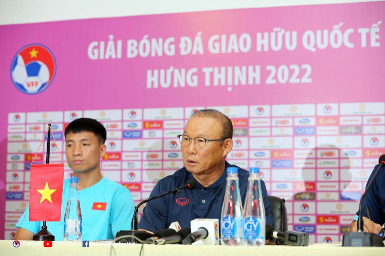 HLV Park Hang-seo chia sẻ chuyện cầu thủ trẻ lên tuyển, tiết lộ Quang Hải có thể về đá AFF Cup