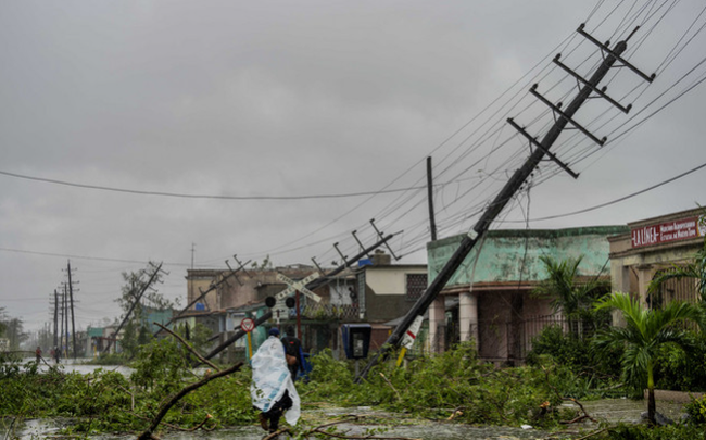 Cuba mất điện toàn quốc vì bão Ian