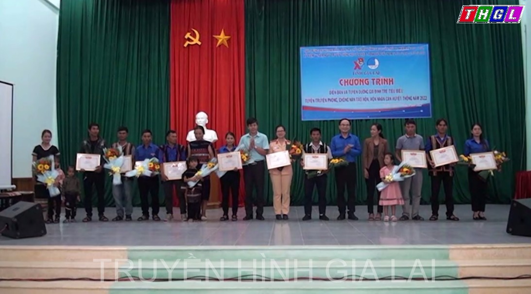 Huyện Kông Chro tuyên dương 20 gia đình trẻ tiêu biểu năm 2022