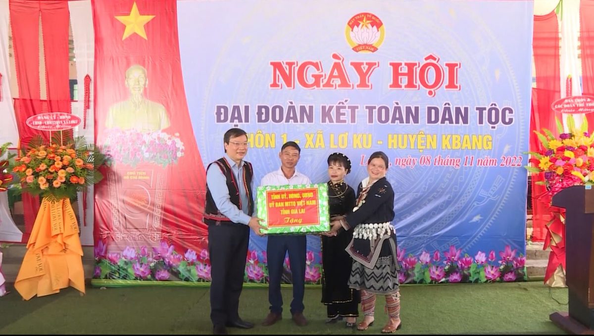 Chủ tịch UBND tỉnh Trương Hải Long dự Ngày hội Đại đoàn kết toàn dân tộc ở thôn 1 (xã Lơ Ku, huyện Kbang)