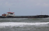 Tàu chở 3.000 tấn cát mắc cạn tại vùng biển Quảng Trị