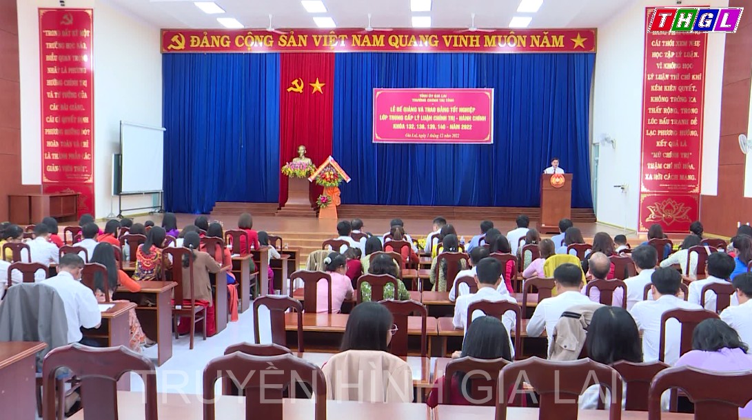 Trường Chính trị tỉnh Gia Lai trao bằng tốt nghiệp Trung cấp Lý luận Chính trị-Hành chính cho 184 học viên
