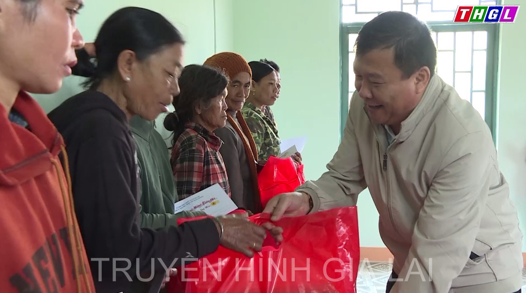Đồng chí Thái Thanh Bình – Ủy viên BTV Tỉnh ủy, Chủ nhiệm UBKT Tỉnh ủy tặng quà Tết cho bà con xã Đăk Tơ Ve và xã Ia Phí, huyện Chư Păh