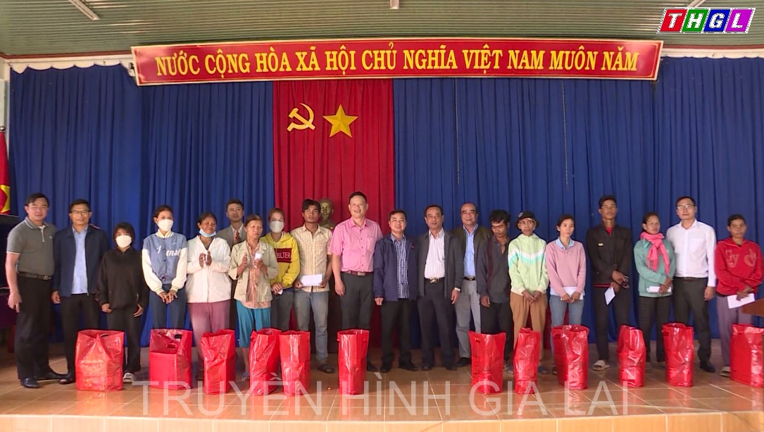 Lãnh đạo Ủy ban Kiểm tra Tỉnh ủy tặng quà Tết cho hộ nghèo tại huyện Phú Thiện