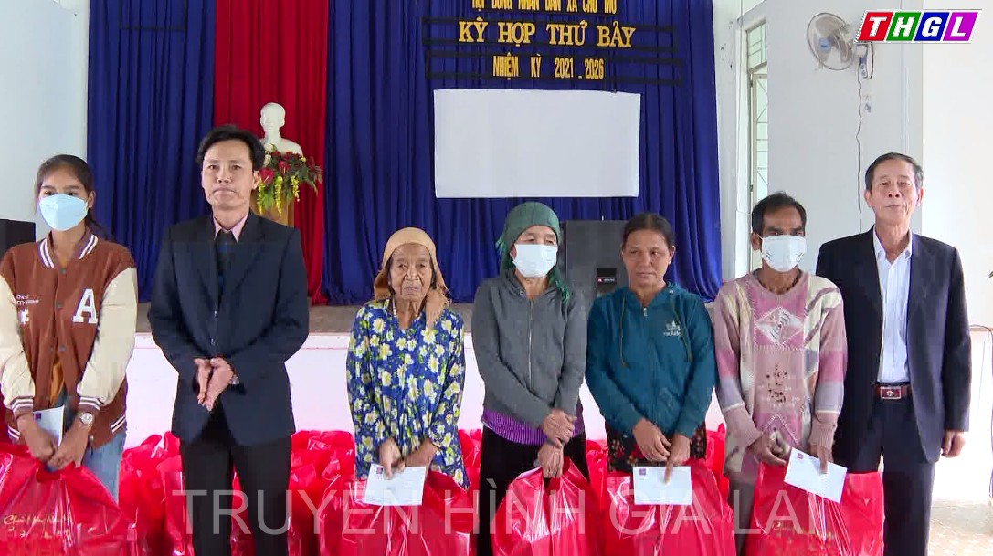Phó Chủ nhiệm Ủy ban Kiểm tra Tỉnh ủy thăm, tặng quà Tết cho hộ nghèo ở huyện Ia Pa và thị xã Ayun Pa