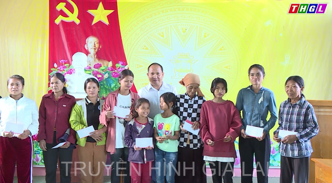 Phó Bí thư Tỉnh ủy Rah Lan Chung dự sinh hoạt chi bộ Bôn Sar, xã Ia Rbol, thị xã Ayun Pa