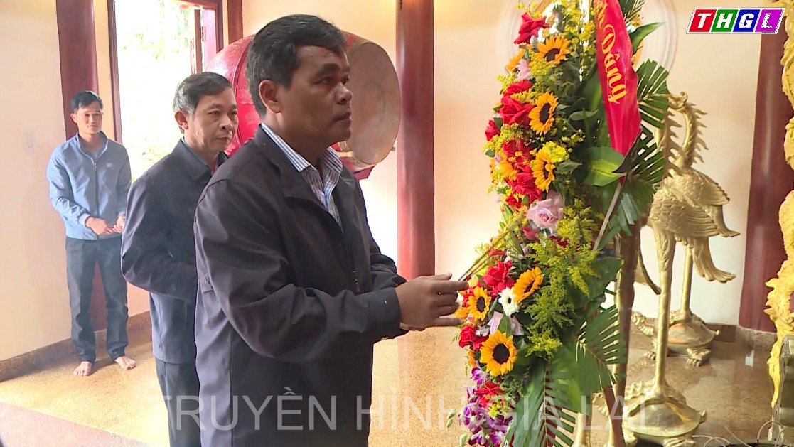 Bí thư Tỉnh ủy Hồ Văn Niên dâng hoa, dâng hương tại Khu Di tích lịch sử cách mạng của tỉnh tại xã Krong, huyện Kbang