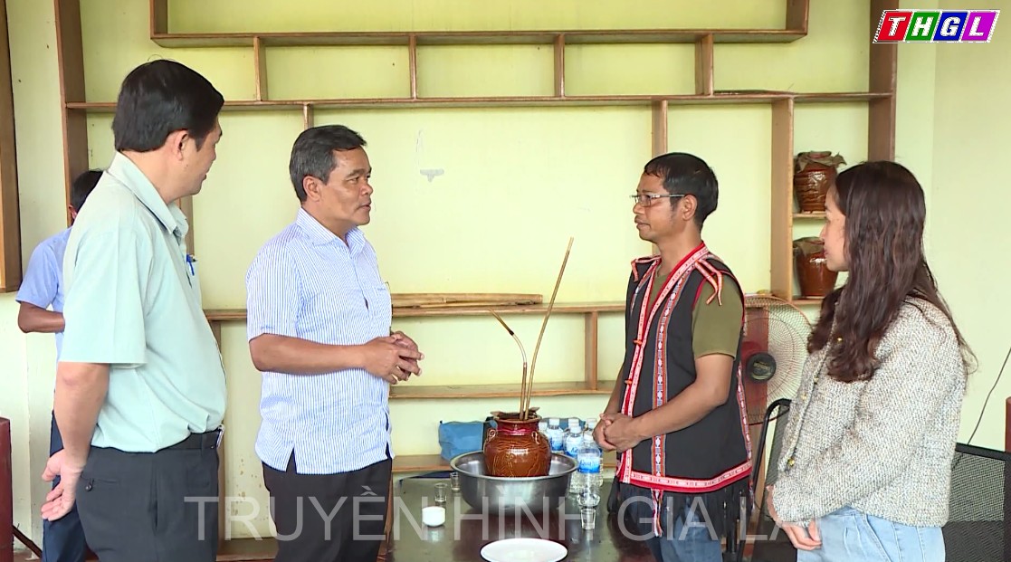 Bí thư Tỉnh ủy Hồ Văn Niên thăm quan Homestay A Ngưi Kbang