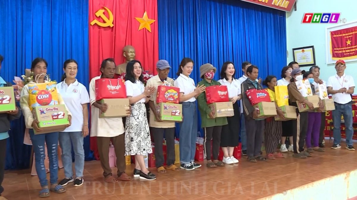 Trường THPT Chuyên Hùng Vương tặng 50 suất quà cho các hộ khó khăn tại xã Bar Măih, huyện Chư Sê