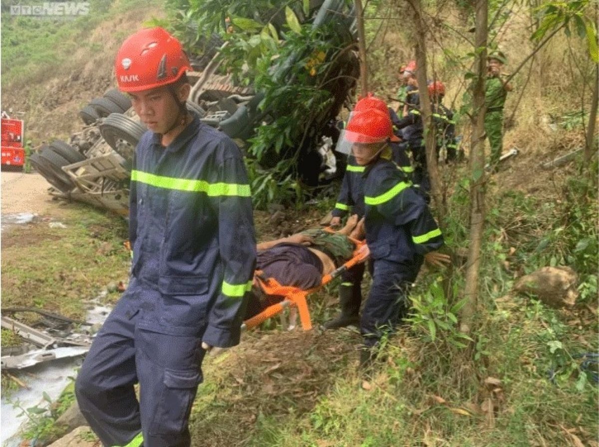 Lật xe tải chở dưa hấu ở Phú Yên, 9 người thương vong