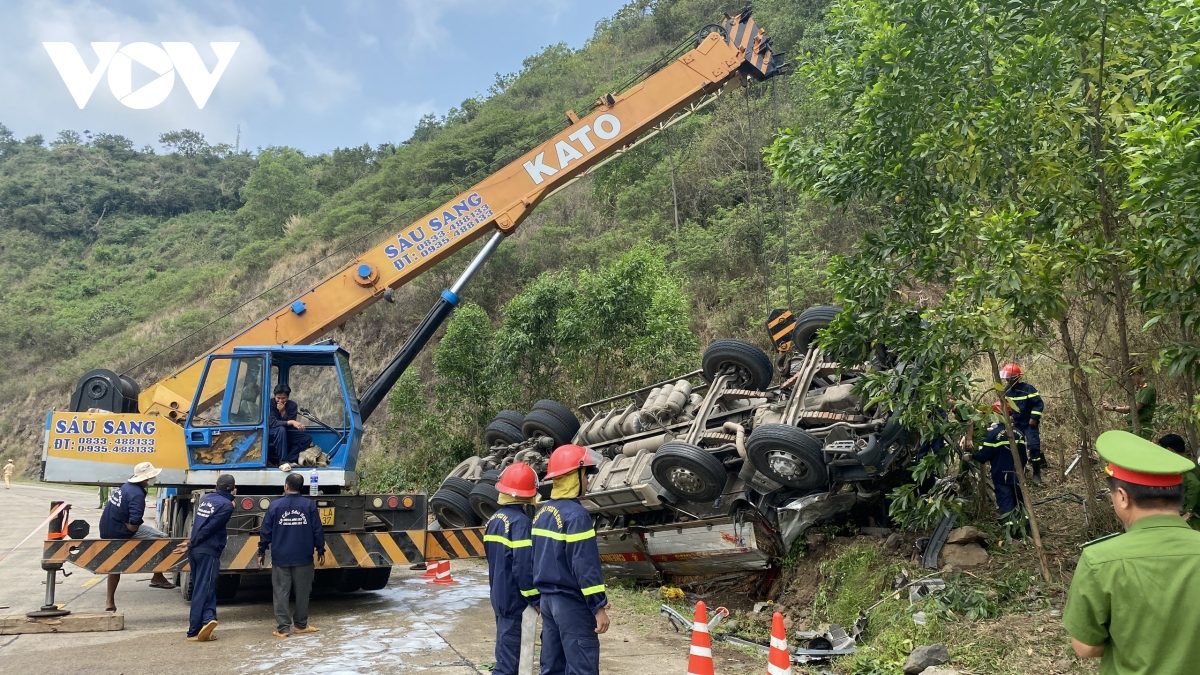 Điều tra, làm rõ nguyên nhân vụ tai nạn lật xe tải ở Phú Yên