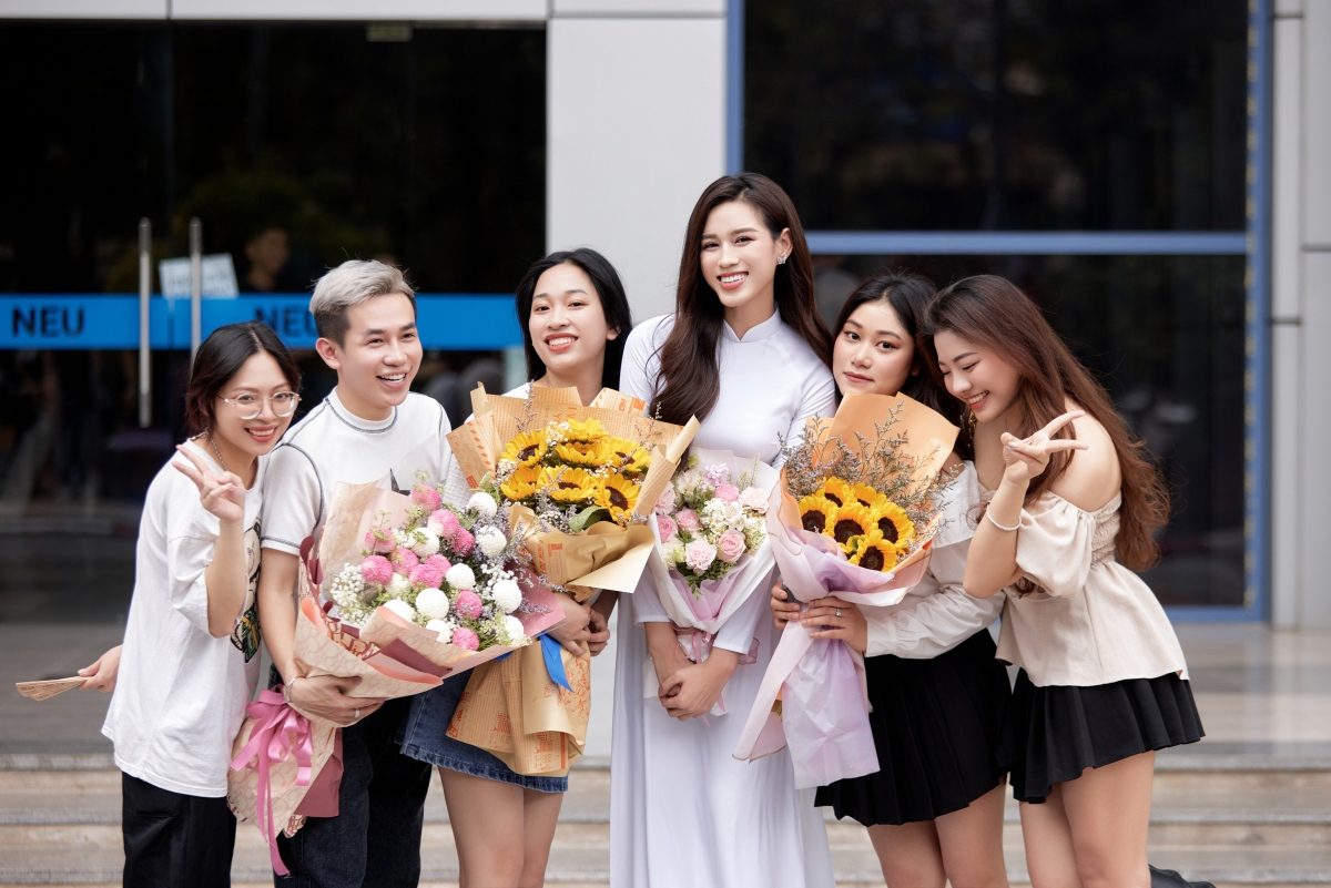 Hoa hậu Đỗ Thị Hà mặc áo dài trắng chụp ảnh kỷ yếu