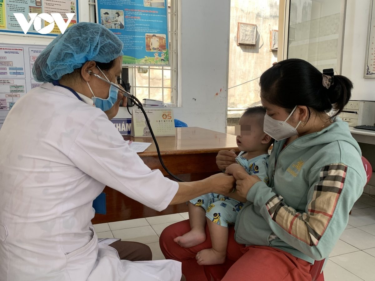 Phụ huynh, bác sĩ lo lắng trẻ nhiễm bệnh vì thiếu vaccine tiêm chủng mở rộng