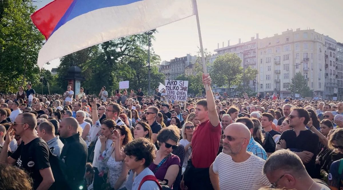 Serbia căng thẳng gia tăng bởi các biểu tình đòi thay đổi chính trị