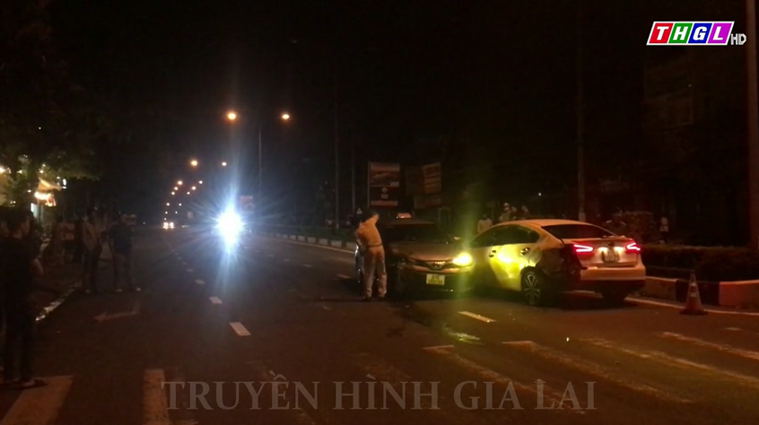 2 xe ô tô va chạm trên đường Phạm Văn Đồng, TP. Pleiku khiến 1 người bị thương nặng