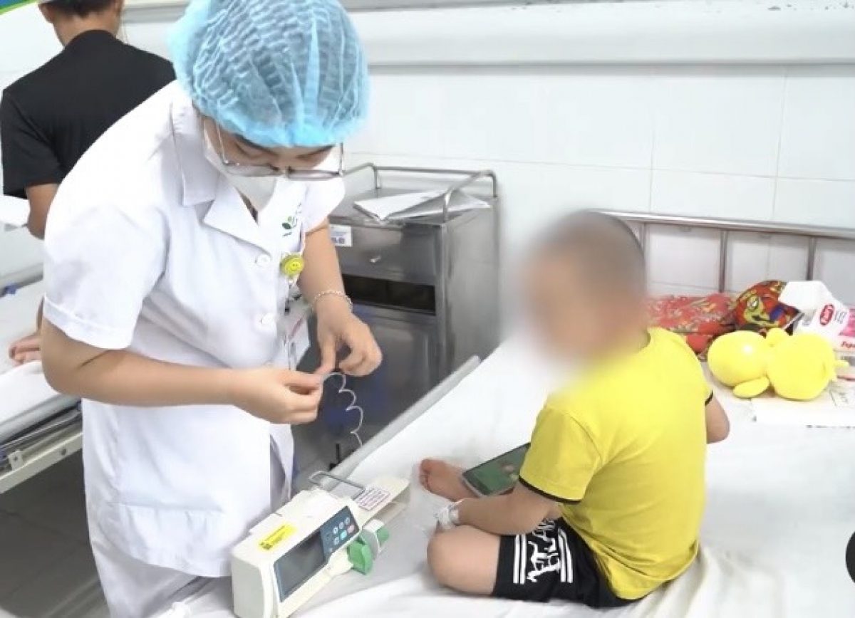 Dịch tay chân miệng 2023: Nhiều trẻ nhiễm virus EV71, có biến chứng viêm não