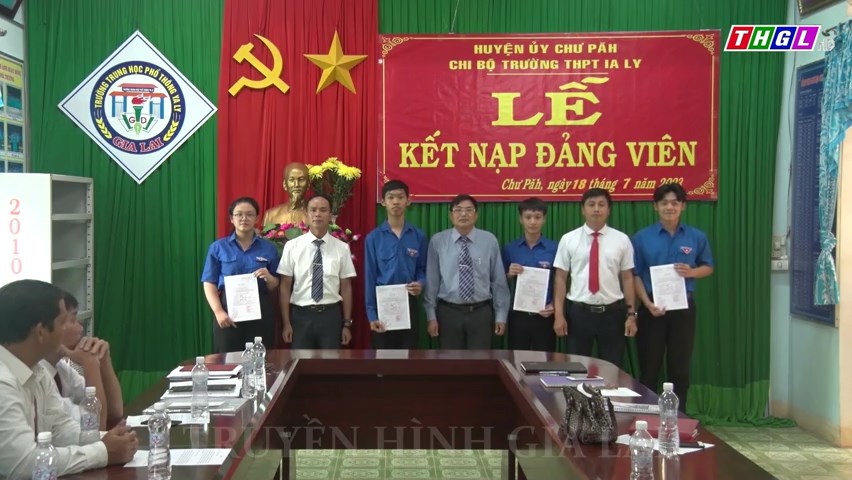 Chi bộ Trường THPT Ya Ly tổ chức kết nạp Đảng cho 4 Đoàn viên học sinh ưu tú