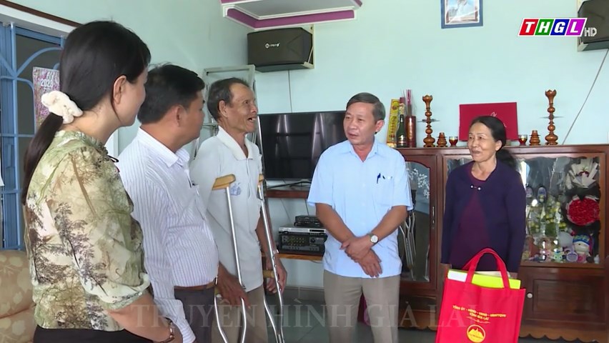 Trưởng Ban Tuyên giáo Tỉnh ủy Huỳnh Thế Mạnh thăm, tặng quà gia đình chính sách, người có công với cách mạng tiêu biểu trên địa bàn huyện Đak Pơ