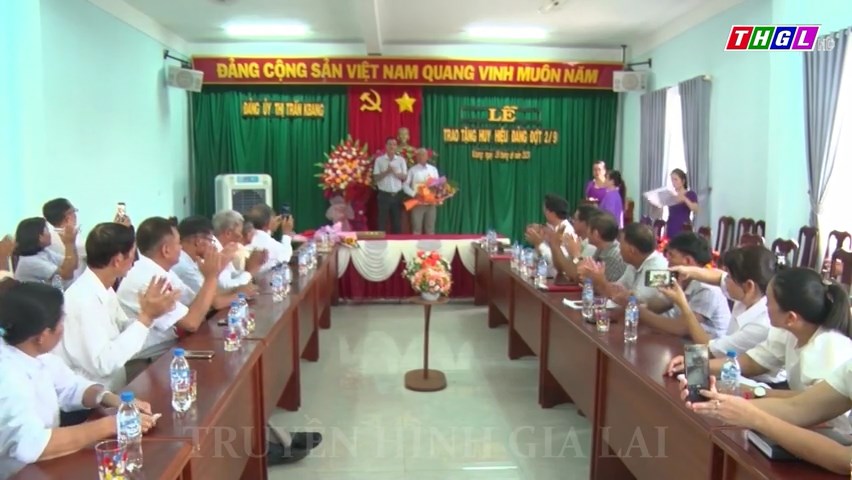 Đảng bộ huyện Kbang có 31 đảng viên vinh dự nhận Huy hiệu Đảng đợt 2/9
