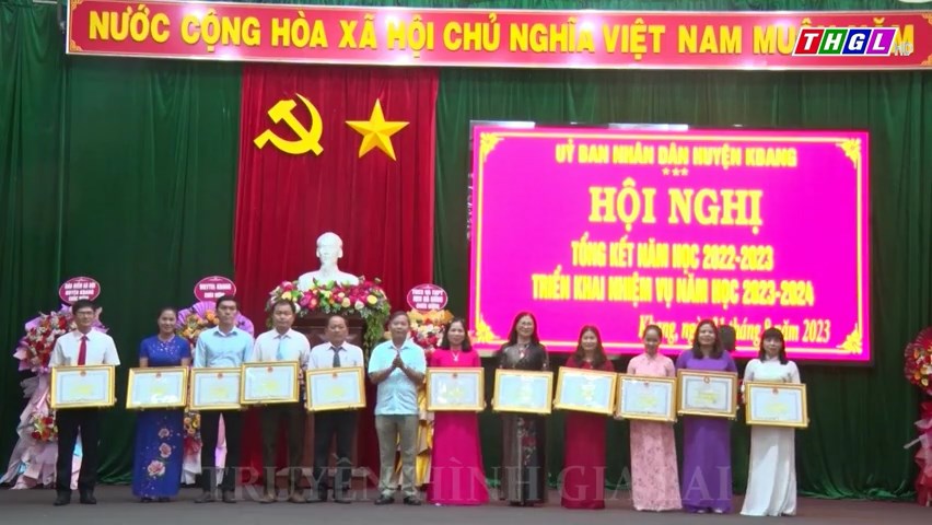 Trưởng Ban Tuyên giáo Tỉnh ủy Huỳnh Thế Mạnh trao tặng kinh phí mua BHYT cho học sinh DTTS tại huyện Kbang