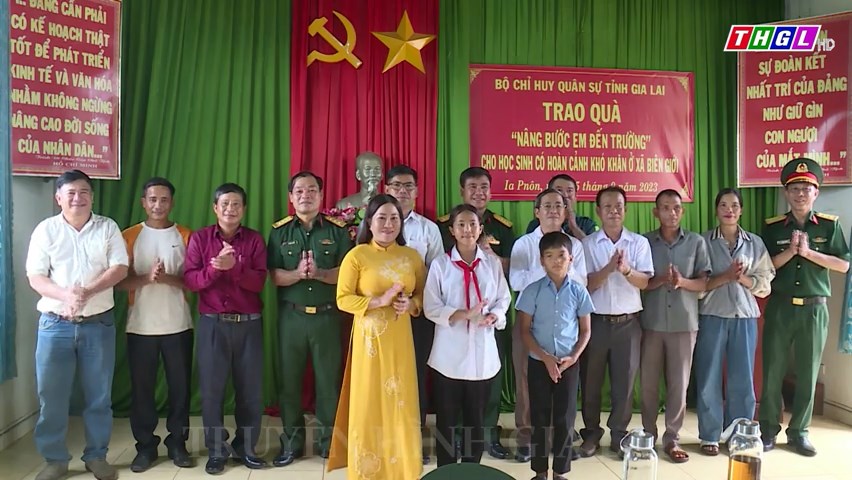 Bộ CHQS tỉnh Gia Lai trao hơn 96 triệu đồng trong thực hiện Dự án “Cán bộ, chiến sĩ Quân đội nâng bước em tới trường”