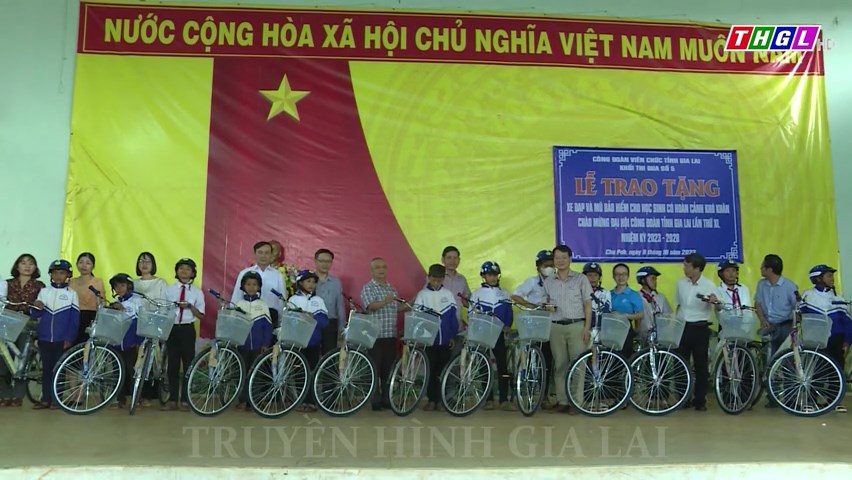 Khối thi đua số 5, Công đoàn Viên chức tỉnh Gia Lai tặng quà cho học sinh nghèo hiếu học tại huyện Chư Pưh