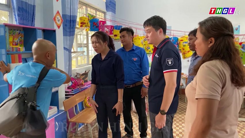 Trao 10 tủ sách cho Trường TH xã Đất Bằng, huyện Krông Pa