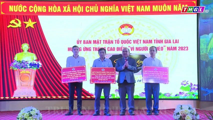 Biểu dương các điển hình trong Cuộc vận động “Người Việt Nam ưu tiên dùng hàng Việt Nam” và hưởng ứng Tháng cao điểm “Vì người nghèo”