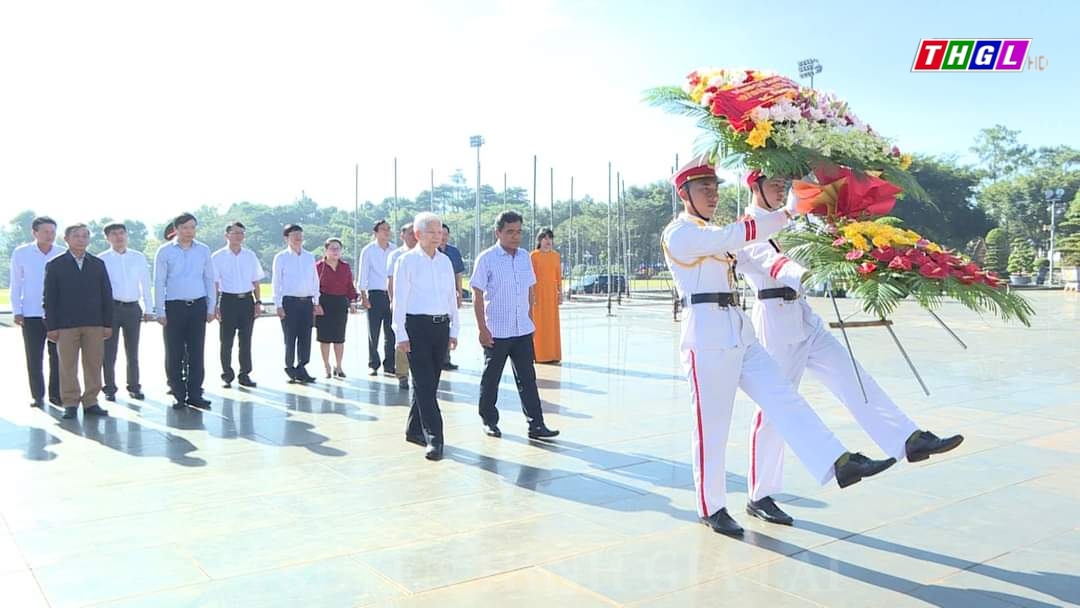 Nguyên Chủ tịch nước Nguyễn Minh Triết dâng hoa, dâng hương Tượng đài Chủ tịch Hồ Chí Minh với các dân tộc Tây Nguyên