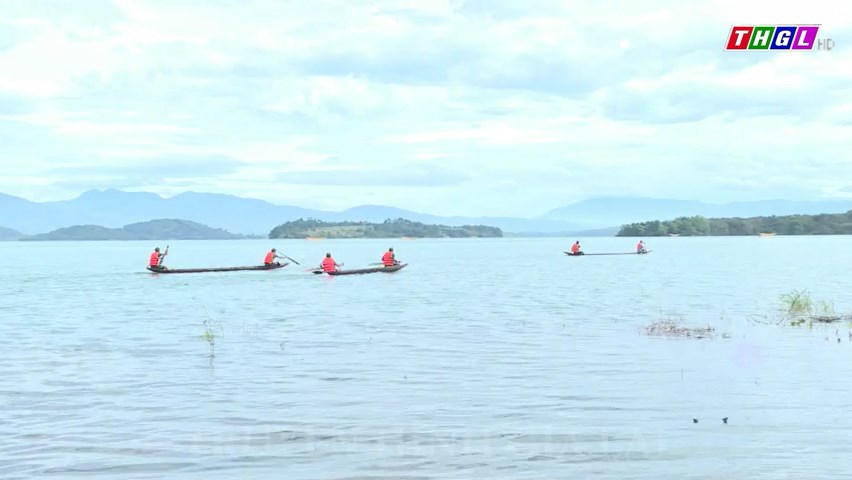 Tích cực tập luyện cho cuộc tranh tài tại Hội đua thuyền Độc mộc trên sông Pô Cô tranh cúp A Sanh năm 2023
