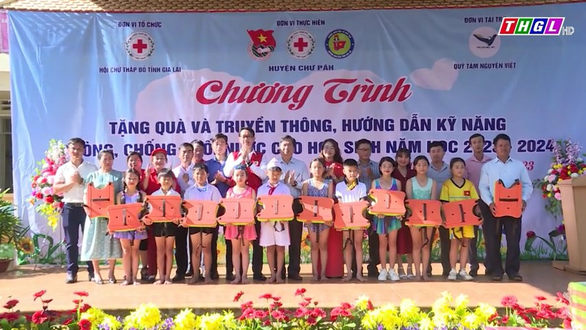 Hội Chữ thập đỏ tỉnh Gia Lai tặng quà và truyền thông phòng, chống đuối nước cho trẻ em