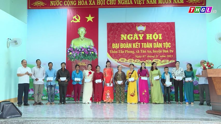 Phó Bí thư Tỉnh ủy Rah Lan Chung dự Ngày hội Đại đoàn kết toàn dân tộc tại thôn Tân Phong, xã Tân An, huyện Đak Pơ