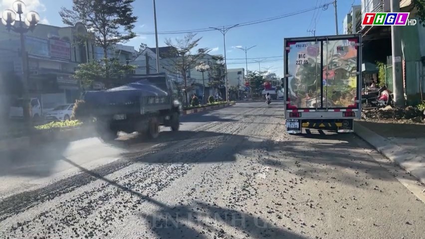 Tiềm ẩn tai nạn giao thông do đất đá từ các xe rơi vãi trên đường