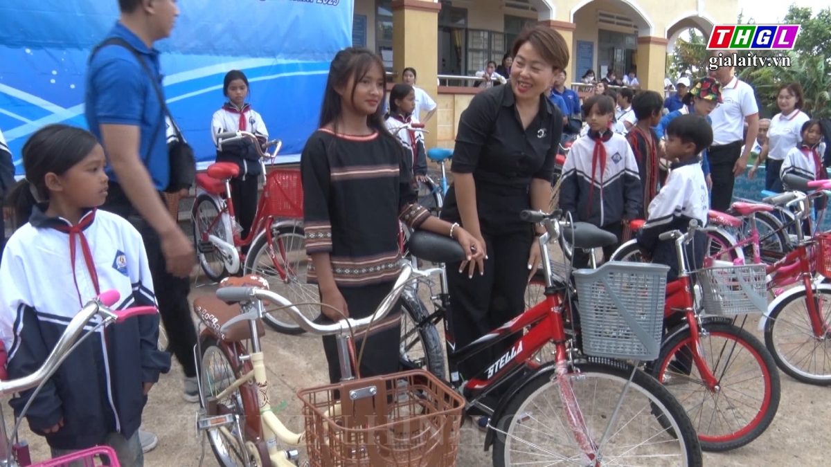 Trao 1.000 suất quà và 100 xe đạp cho nhân dân và thiếu nhi nghèo ở  xã Lơ Pang huyện Mang Yang và Ia Kdăm, huyện Ia Pa