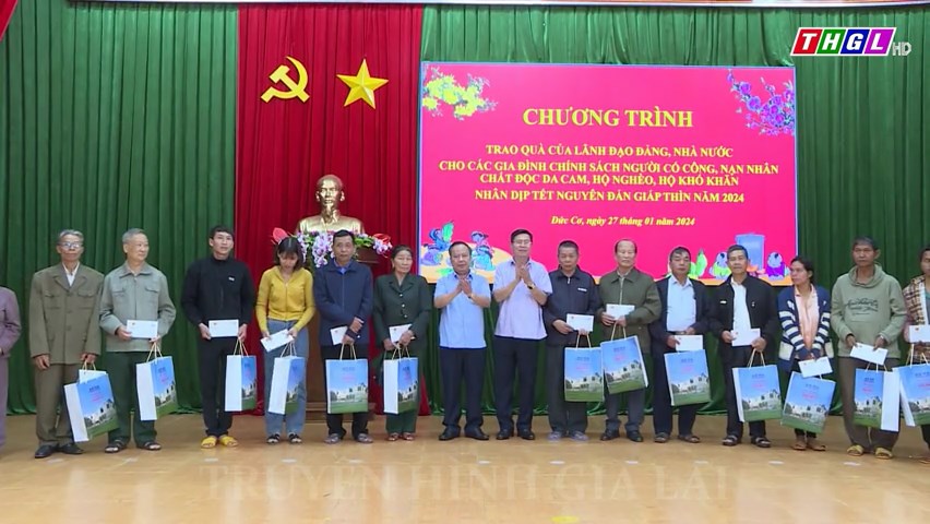 Đồng chí Phó Bí thư Thường trực Tỉnh ủy Châu Ngọc Tuấn trao quà Tết của lãnh đạo Đảng, Nhà nước tại huyện Đức Cơ