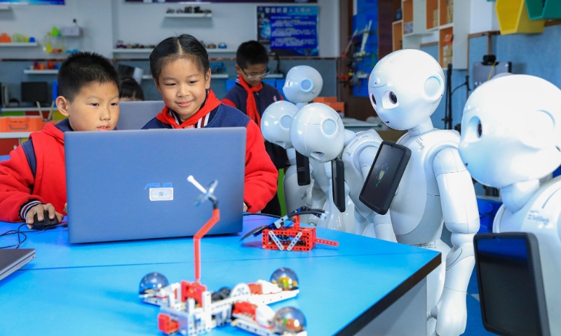 Trung Quốc thí điểm dạy trí tuệ nhân tạo trong trường trung và tiểu học