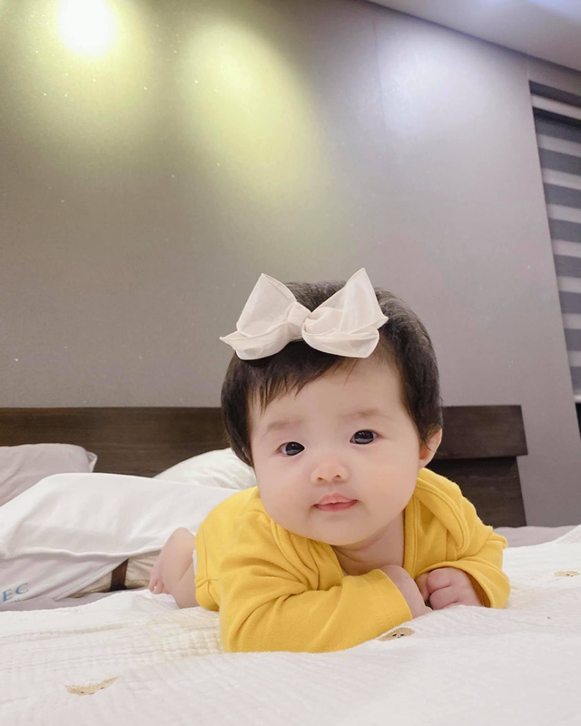 Đông Nhi – Ông Cao Thắng tiết lộ ảnh cận mặt của con gái