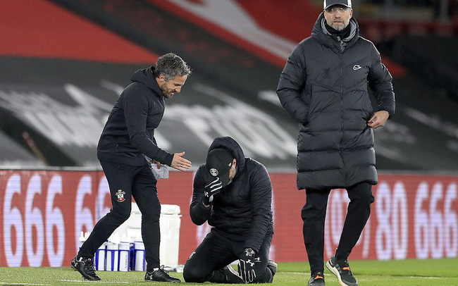 HLV Southampton bật khóc sau chiến thắng trước Liverpool