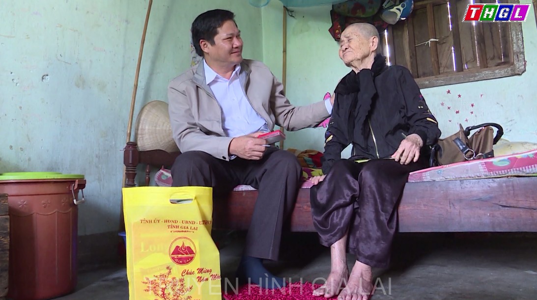 Đồng chí Trương Văn Đạt – Ủy viên Ban Thường vụ Tỉnh ủy, Phó Chủ tịch Thường trực HĐND tỉnh thăm, chúc tết các gia đình có công tiêu biểu tại huyện Ia Pa