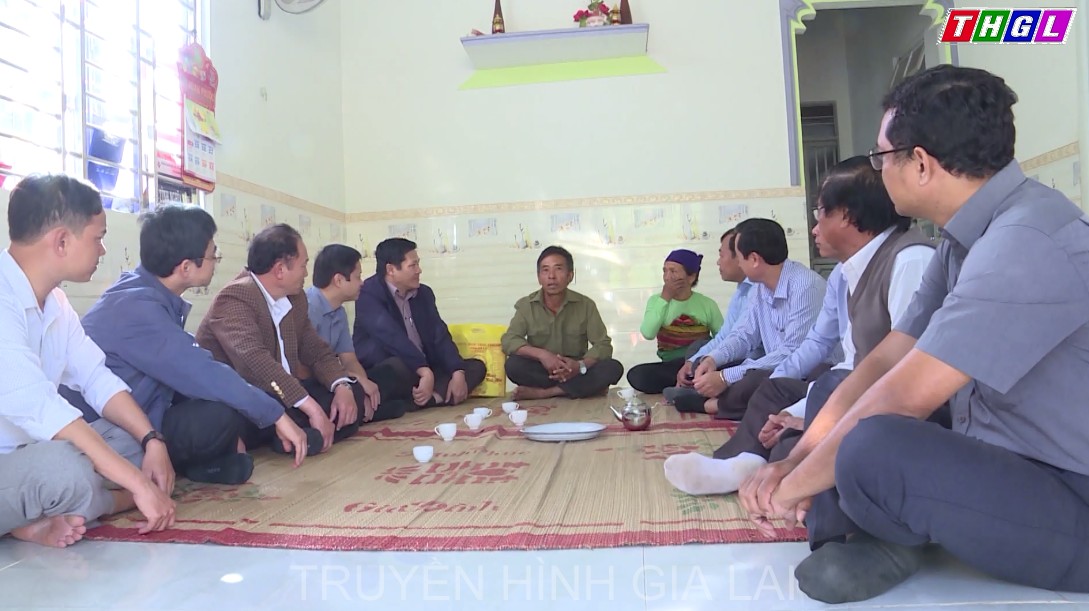 Đồng chí Trương Văn Đạt – Ủy viên Ban Thường vụ Tỉnh ủy, Phó Chủ tịch Thường trực HĐND tỉnh thăm, chúc tết các gia đình có công tiêu biểu tại huyện Phú Thiện