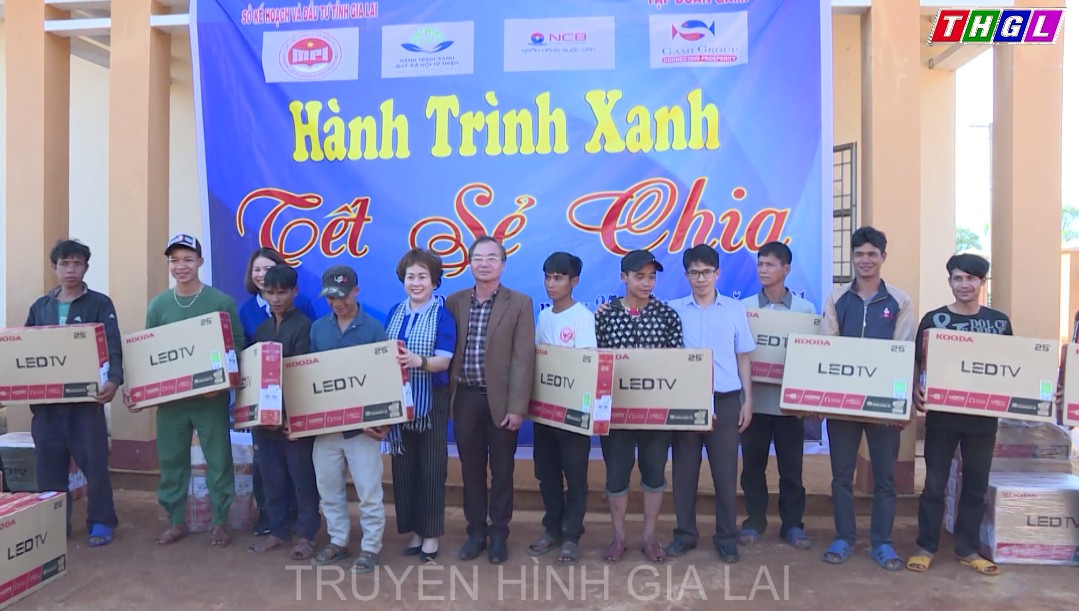 Sở Kế hoạch và Đầu tư tặng quà cho xã Đăk Rong, huyện Kbang