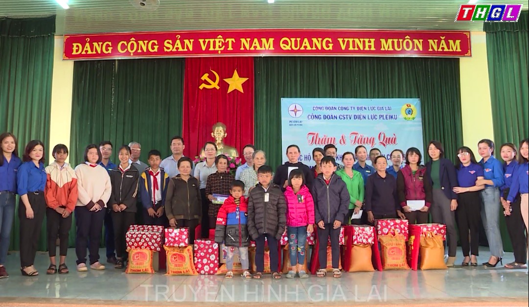 Công đoàn Công ty Điện lực Gia Lai thăm, tặng quà cho đối tượng khó khăn, gia đình chính sách và các em học sinh vượt khó học giỏi