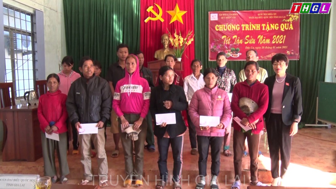 Đại biểu Quốc hội Nguyễn Thị Mai Phương tặng quà Tết cho bà con nghèo tại huyện Đức Cơ