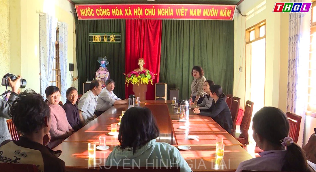 Đồng chí Đinh Thị Giang – Phó Chủ tịch Thường trực Uỷ ban MTTQ Việt Nam tỉnh đi thăm, tặng quà Tết các hộ nghèo, người có uy tín nhân dịp Tết Nguyên đán Tân Sửu 2021