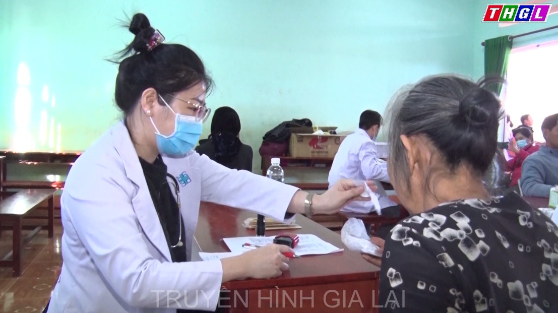 Khám bệnh và cấp thuốc miễn phí cho bà con nghèo xã Ia Dơk, huyện Đức Cơ